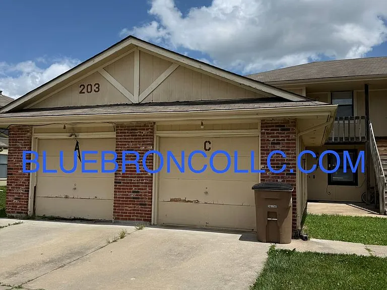 203 Sky Vue Dr — Photo 1