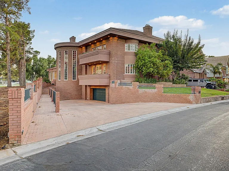 1105 Broadmoor Ave — Photo 2