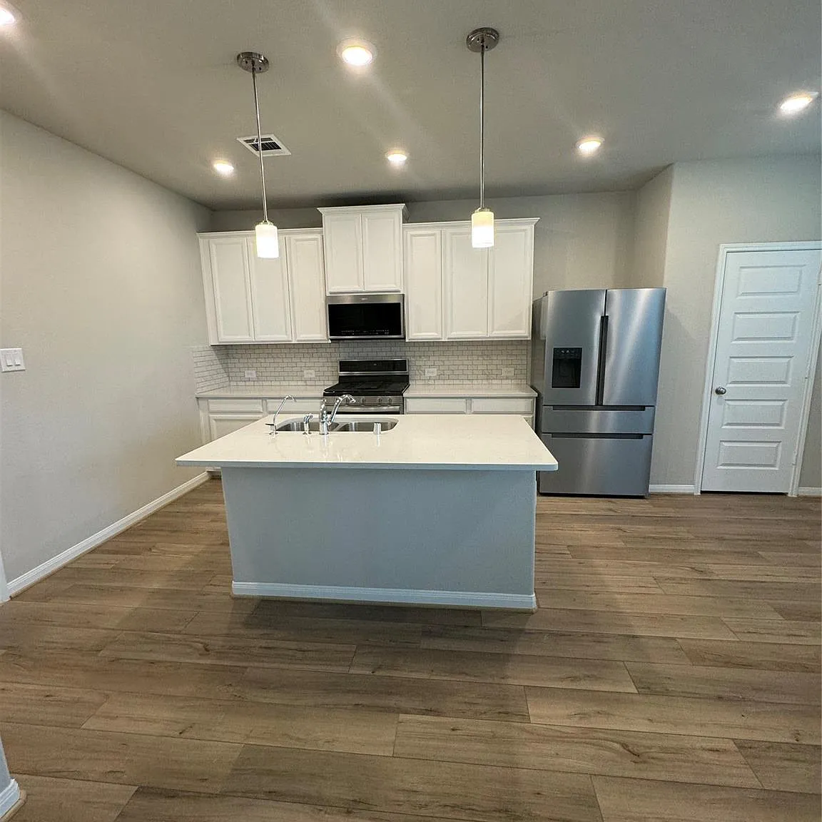 3 bed, 2.5 bath, 1716 sqft, $2,000 — Photo 4