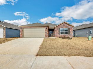 1042 E Sparrow Cir, Fayetteville, AR 72701