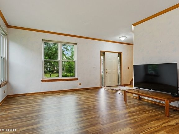 5th image of 615 Pinehurst Dr