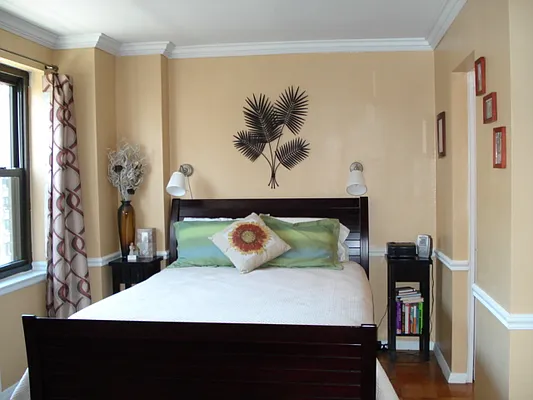 Sold by essential NEW YORK Real Estate | media 8