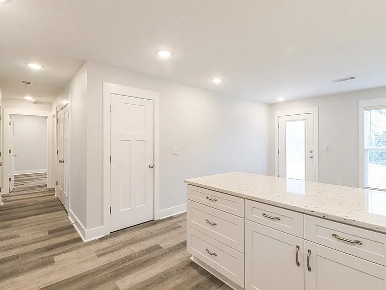 4717 Edgemont Dr — Photo 12