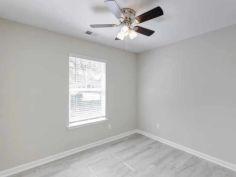 122 Thompson St — Photo 31