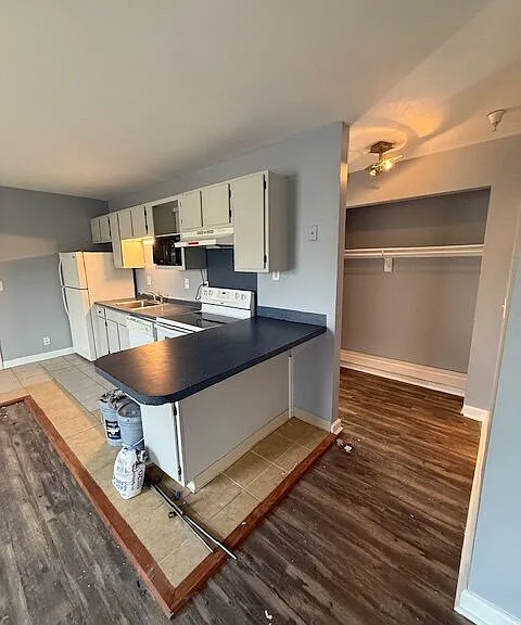 200 Catherine St — Photo 4
