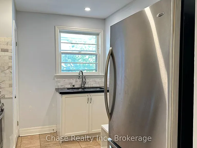 402 Guelph Line — Photo 9
