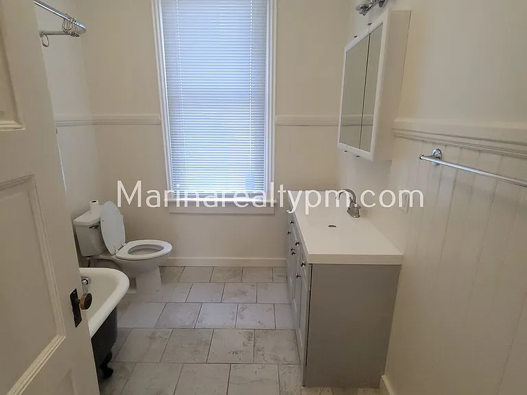 744 York St — Photo 7