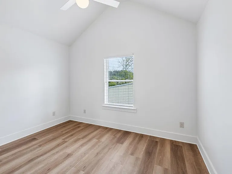 106 N Moss Ave — Photo 9