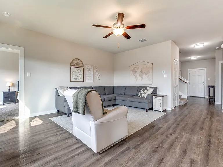 2427 Valencia Crst — Photo 6