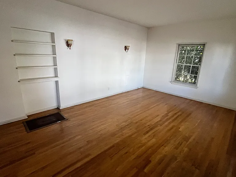 141 1/2 S Sweetzer Ave — Photo 6