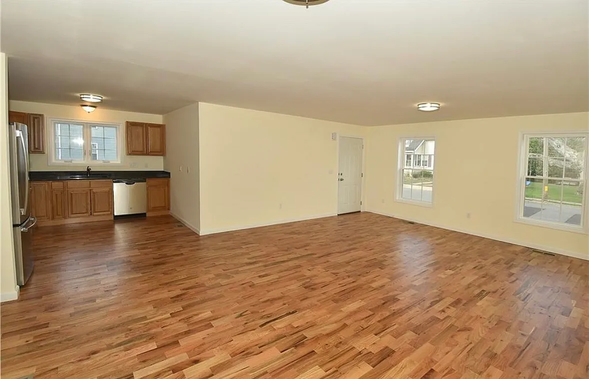 3 bed, 1600 sqft, $2,400 — Photo 3