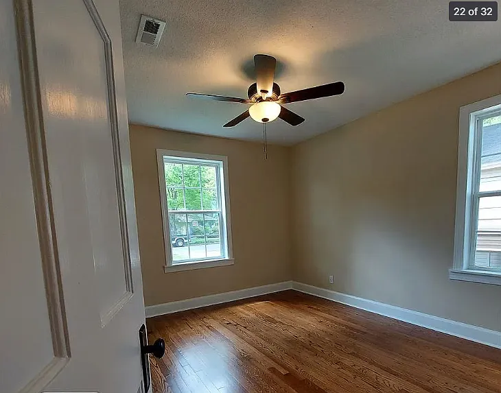 916 9th Avenue Southeast - 1 — Photo 3