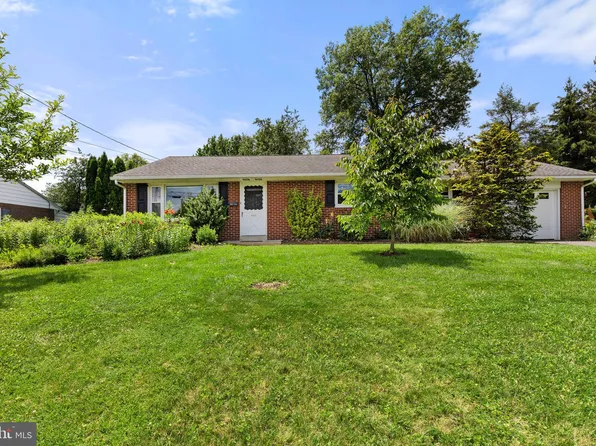 421 Penn View Dr, Millersville, PA 17551