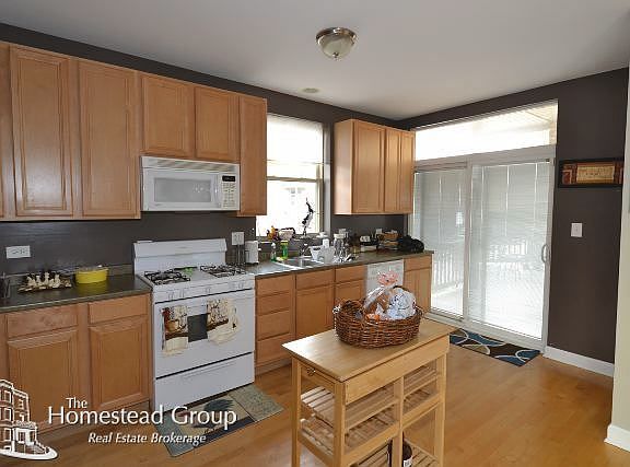 4th image of 5206 N Sawyer Ave #02