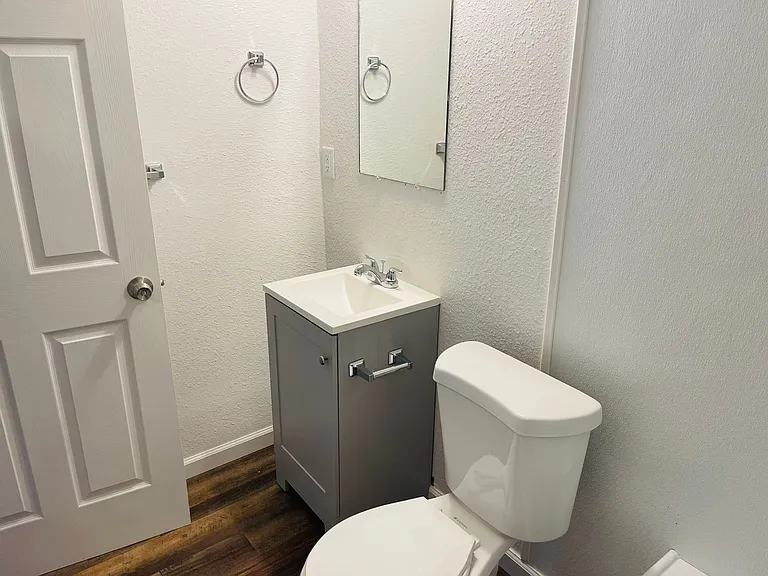 921 E 4th St #14 — Photo 6