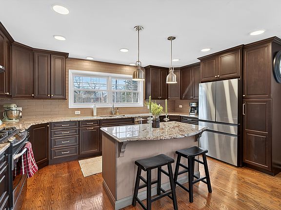 3rd image of 1335 Wilmot Rd