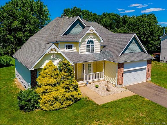 3rd image of 28 Bancroft Ln