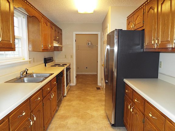 5th image of 32 Tulip Dr