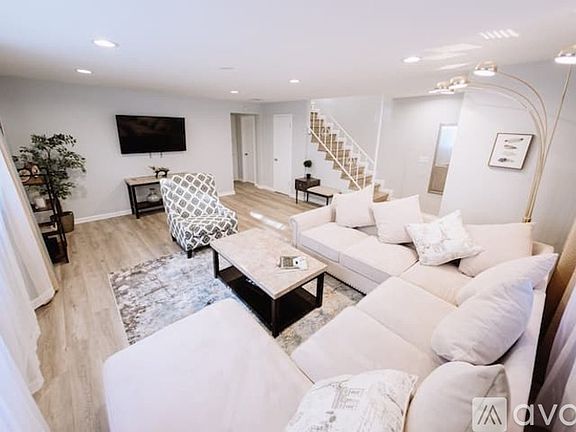 4th image of 11153 Morrison St #1