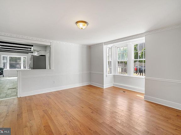 4th image of 604 S Shore Rd