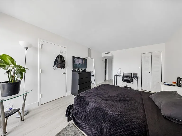 7601 E Treasure Dr #923 — Photo 25