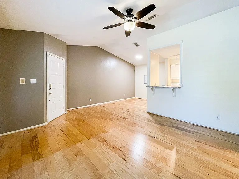 601 E Burgess Rd #E4 — Photo 2