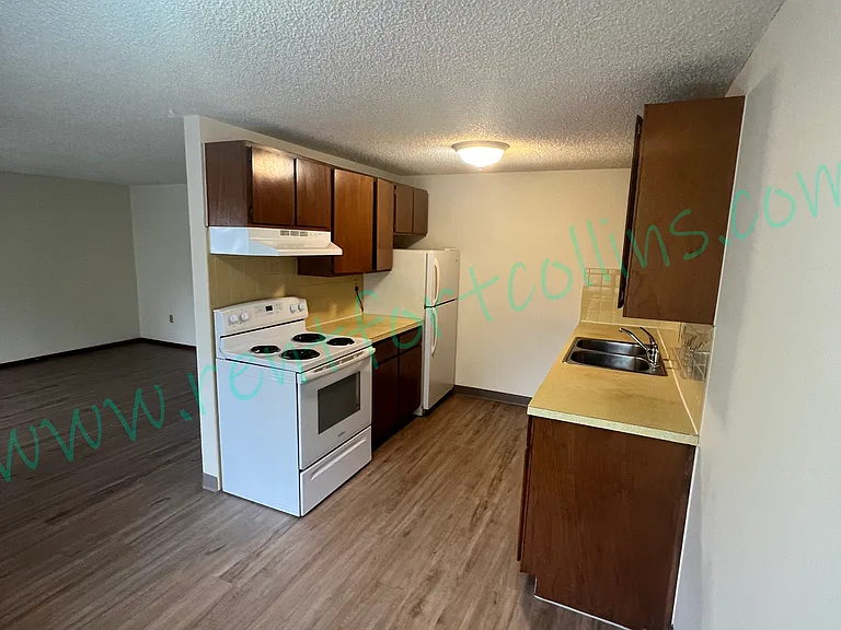 576 W 10th St — Photo 9