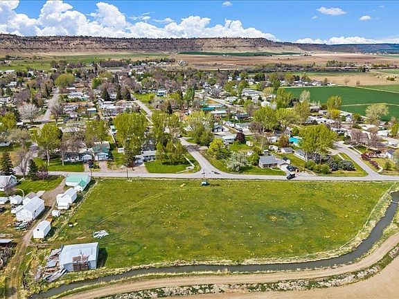 3rd image of / Cemetery Rd