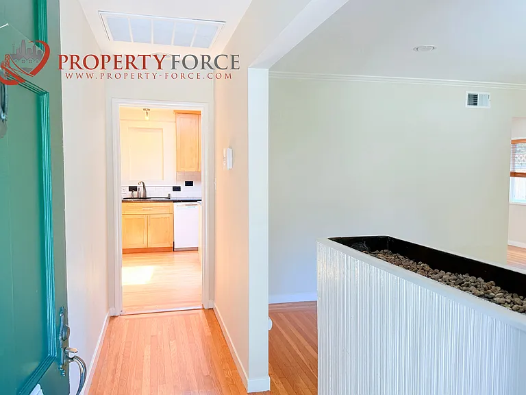 1623 Howard Ave — Photo 9