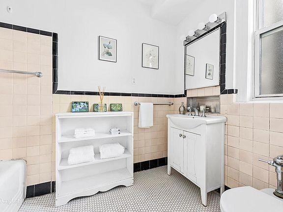 4th image of 320 W 87th St APT 8W1