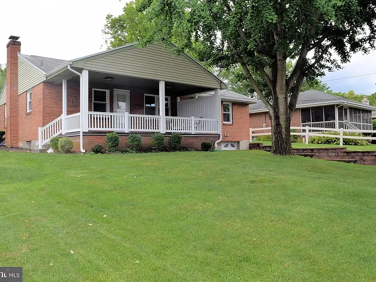 847 E Maple St — Photo 4