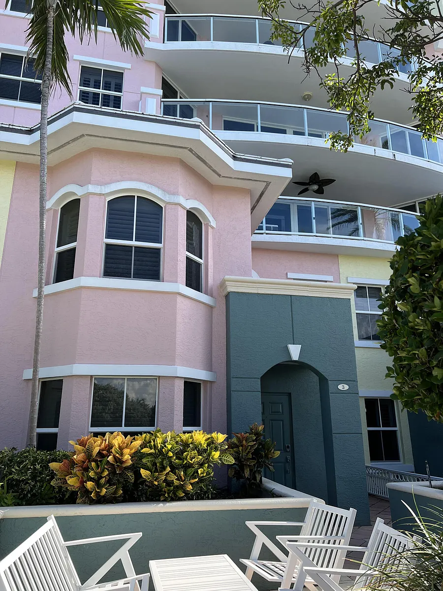 Building Photo - 2051 SE 3rd St #Townhouse 3