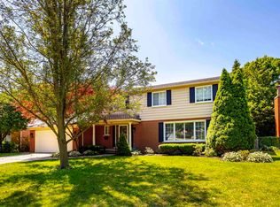 541 Cook Rd, Grosse Pointe Woods, MI 48236