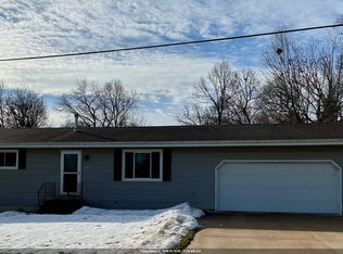 694 Leighton Rd, Waupaca, WI 54981