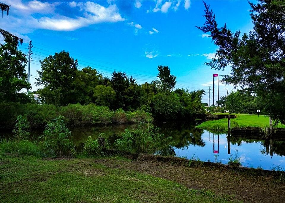 1st image of 916 Shady Ln