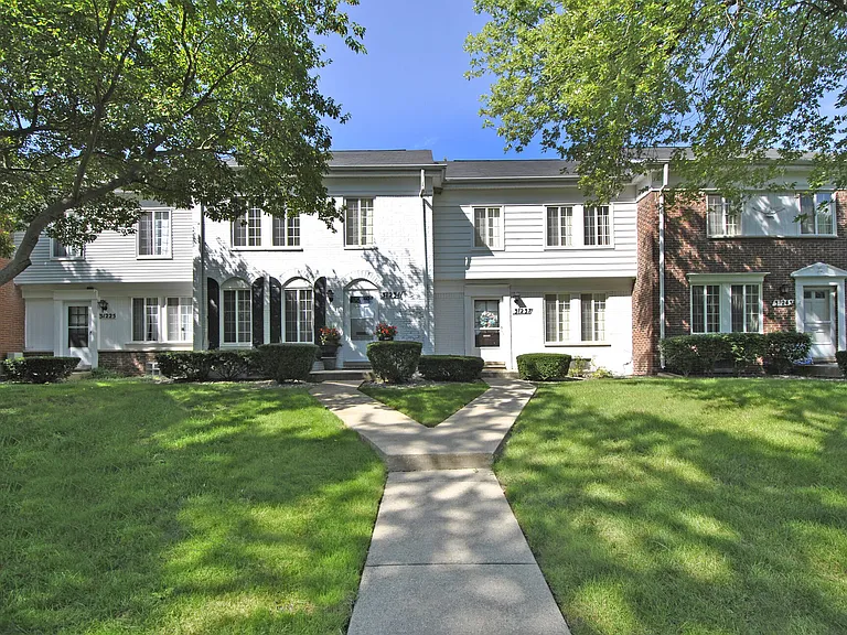 Huntley Square — Photo 13