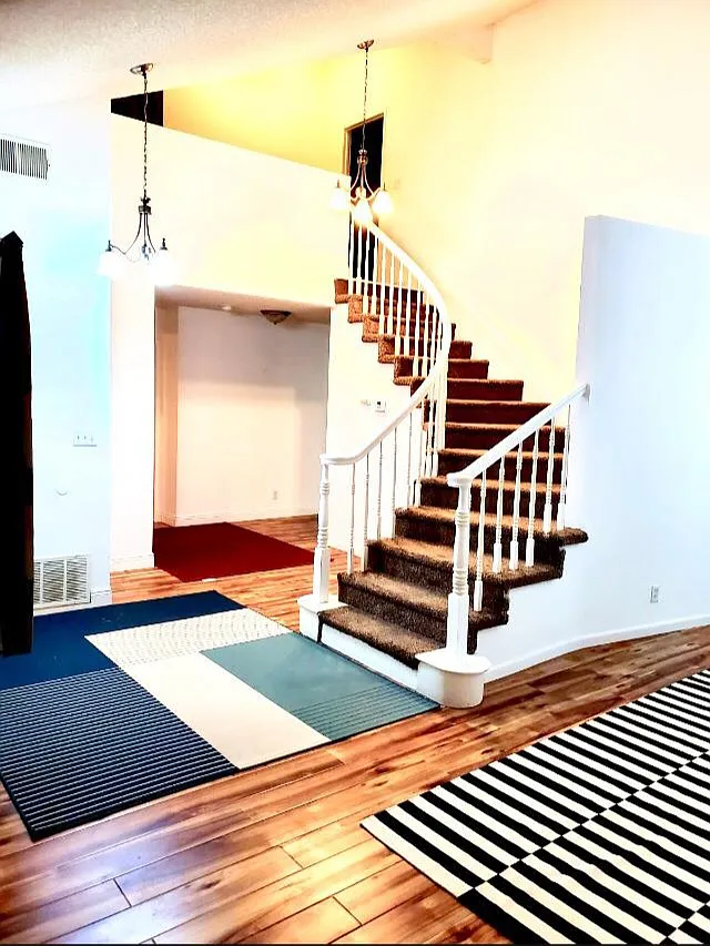 4752 Grandview Dr — Photo 1