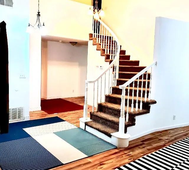 4752 Grandview Dr — Photo 2