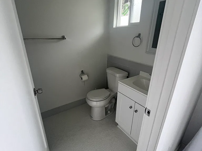 1101 W Vernon Ave #V3 — Photo 4