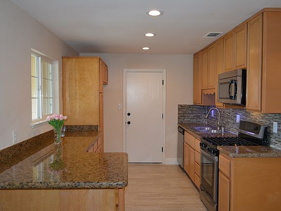 4th image of 8592 Oak Ave