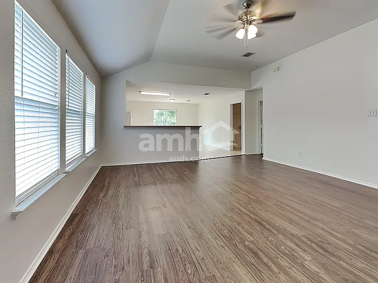 511 Robinwood Dr — Photo 6
