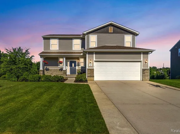 1395 Douglas Fir Dr, Howell, MI 48843
