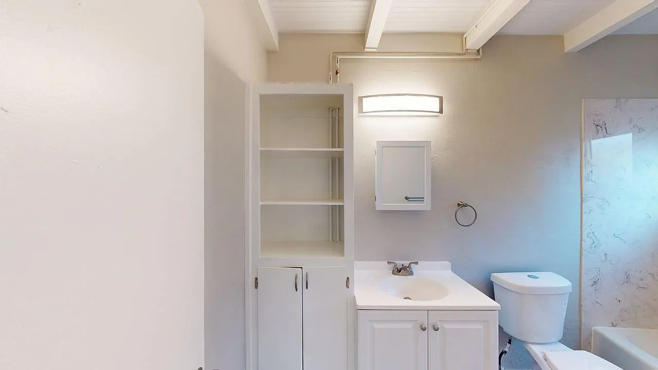 Updated 1 Bed / 1 Bath Apartment w/ Priavte Yard — Photo 2