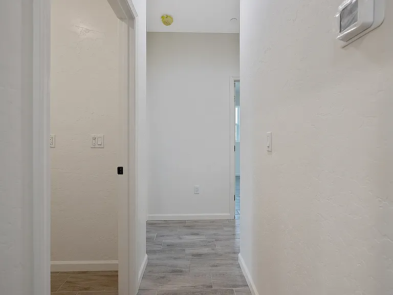 601 E 10th St — Photo 10