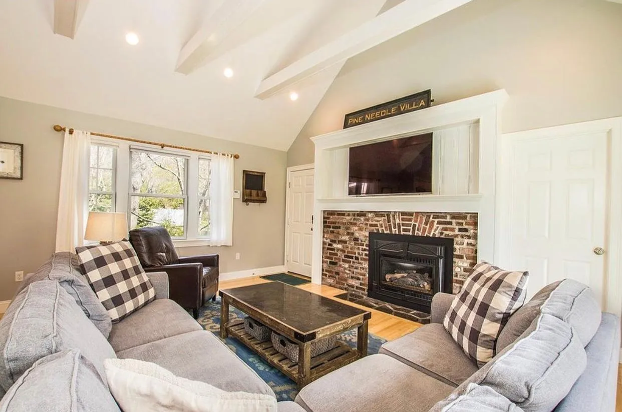 11 Oak Ridge Rd — Photo 2