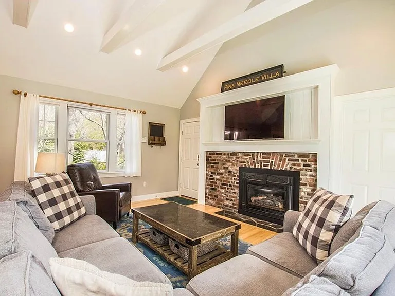 11 Oak Ridge Rd — Photo 2