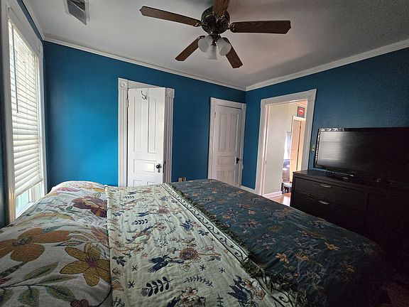 1st bedroom with living room & bathroom access.