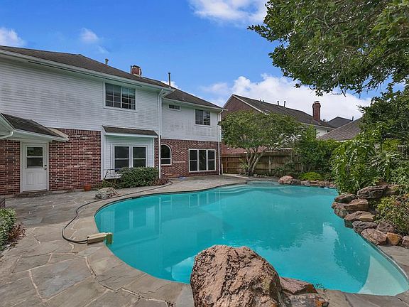 2nd image of 46 Bradford Cir