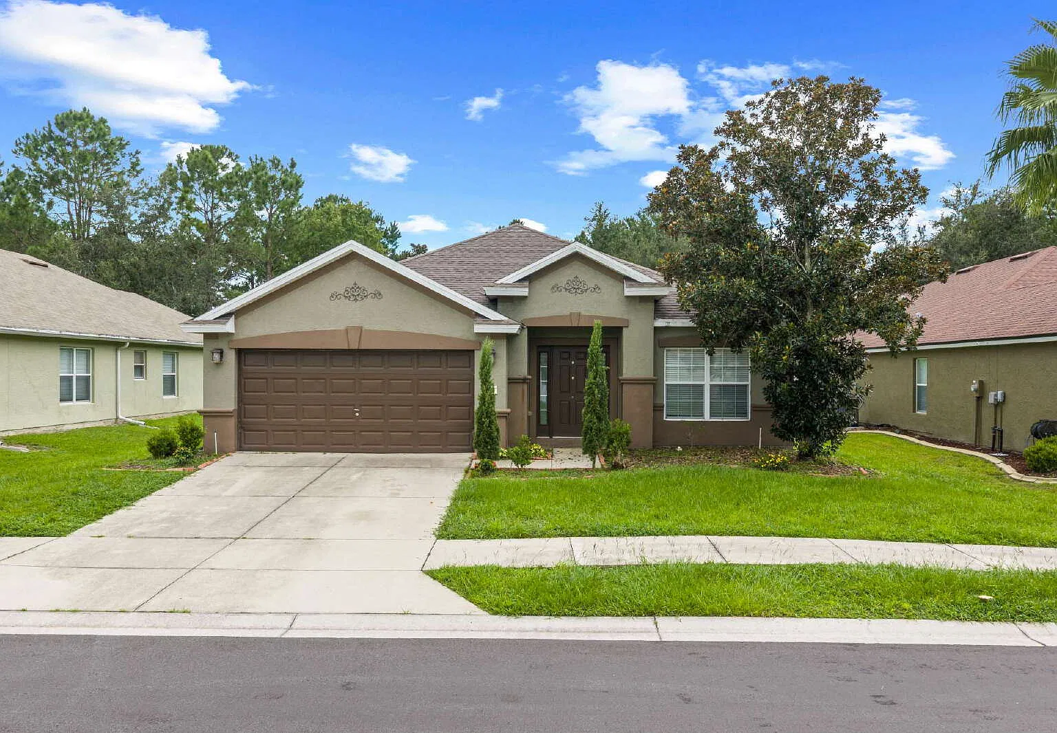 4 bed, 2.0 bath, 2588 sqft, $2,200 — Photo 1