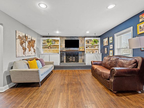3rd image of 3749 Temple Dr